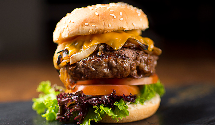 Hamburguesa con queso y tocineta